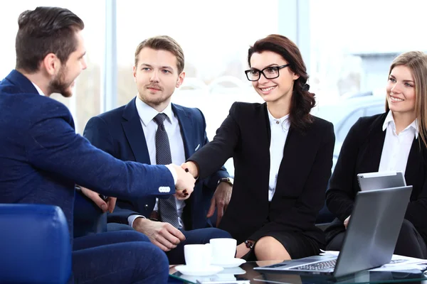 Affärsmän skakar hand — Stockfoto