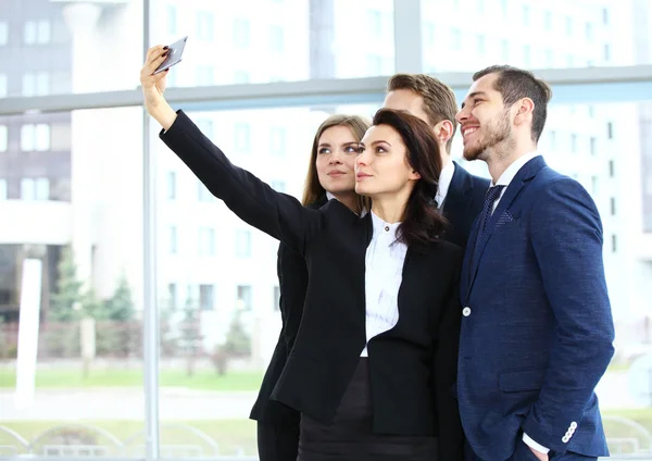 Empresarios tomando selfie —  Fotos de Stock