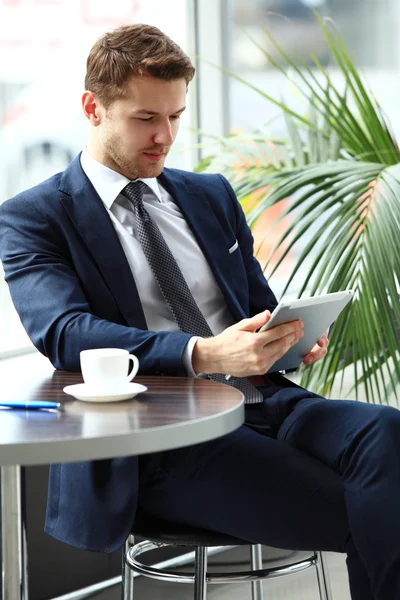 Nadenkend zakenman in een café — Stockfoto