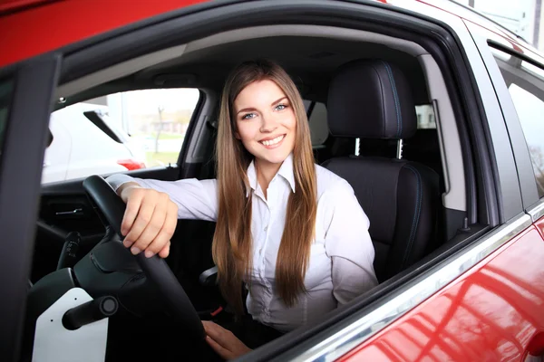 Jonge vrouw in haar nieuwe auto — Stockfoto