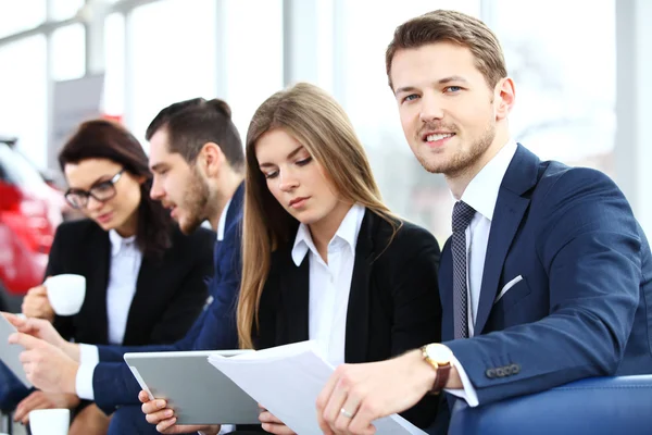 Geschäftspartner diskutieren Dokumente und Ideen — Stockfoto