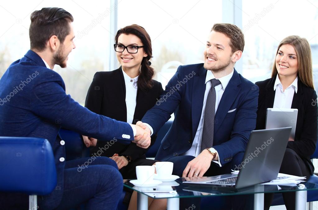 Деловая встреча. Бизнесмен. Бизнес встреча. Совещание бизнесменов. Деловое общение.