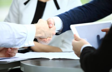 İş adamları el sıkışıyor, toplantıyı bitiriyor.