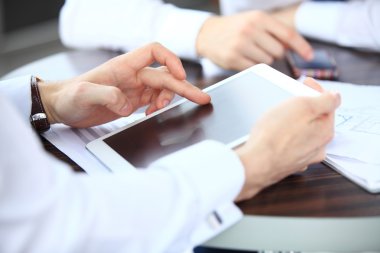 S çözümlenecek bir touchpad kullanarak bir ofis çalışanı yakın çekim görüntüsü