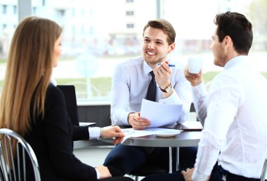 Resmi belgeler ve fikirleri tartışmak iş ortakları