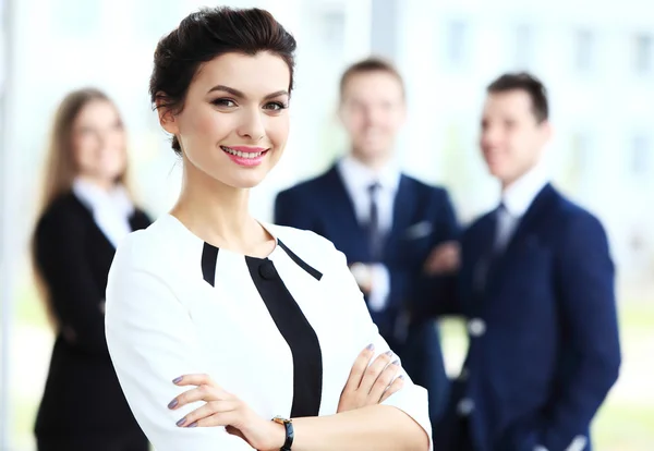 Gesicht einer schönen Frau auf dem Hintergrund von Geschäftsleuten — Stockfoto