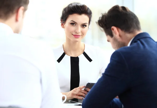 Rostro de mujer hermosa en el fondo de la gente de negocios — Foto de Stock