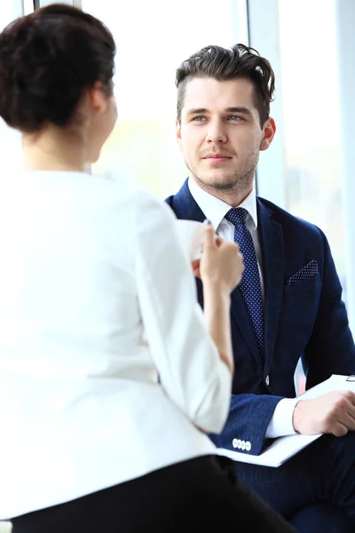 Junges professionelles Pärchen plaudert während einer Kaffeepause — Stockfoto