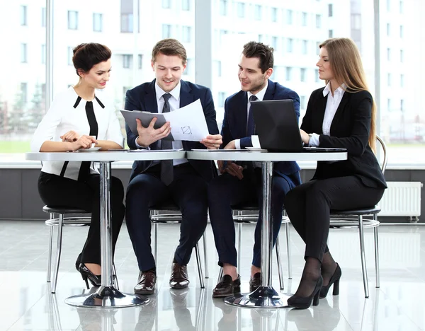 Afbeelding van zakelijke partners discussiëren over documenten en ideeën — Stockfoto