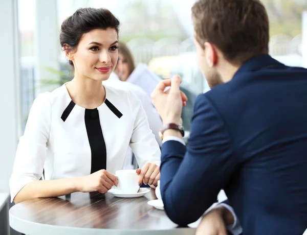 Junges professionelles Pärchen plaudert während einer Kaffeepause — Stockfoto