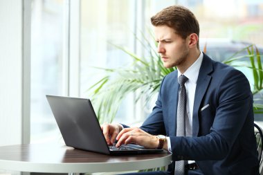 bir kafede dalgın bir işadamı görüntüsü