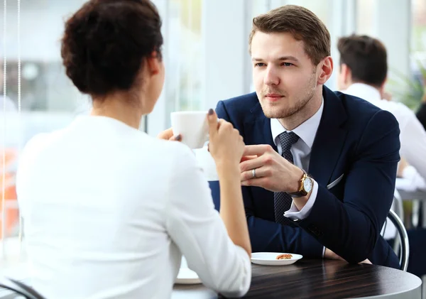 Young couple of professionals chatting during a coffee break — Stock Photo, Image