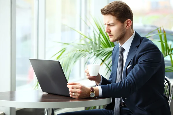 Afbeelding van een peinzende zakenman in een café — Stockfoto