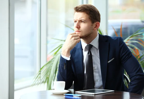 Bild eines glücklichen jungen Mannes mit digitalem Tablet im Café — Stockfoto