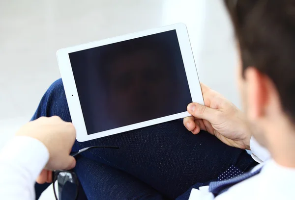 S çözümlenecek bir touchpad kullanarak bir ofis çalışanı yakın çekim görüntüsü — Stok fotoğraf
