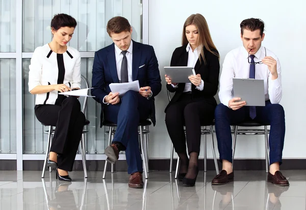 İş adamları iş görüşmesi için bekliyor. Dört aday yet