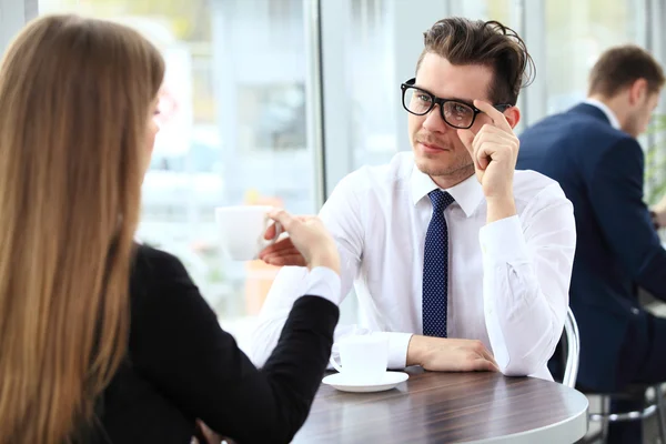 Young couple of professionals chatting during a coffee break — Stock Photo, Image