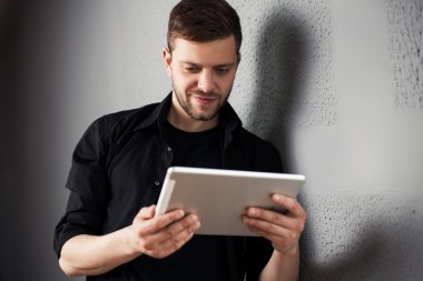 tablet duvar tarafından adam