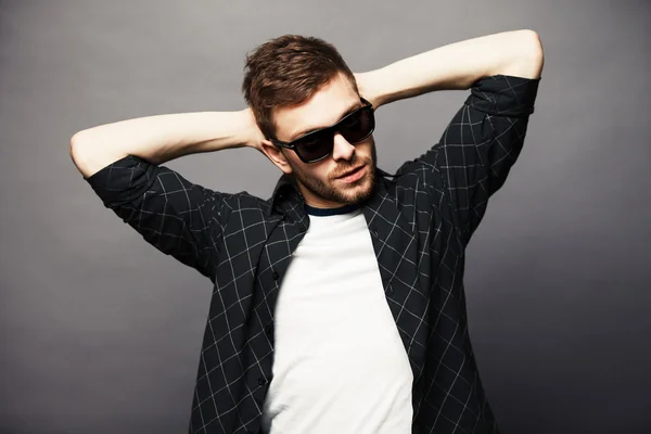 Joven con gafas de sol sonríe felizmente —  Fotos de Stock