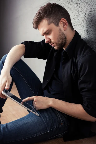 Mann mit Tablet an der Wand — Stockfoto