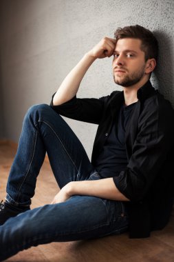 Bir duvara sıktı elleri ile gömlek siting içinde genç adam