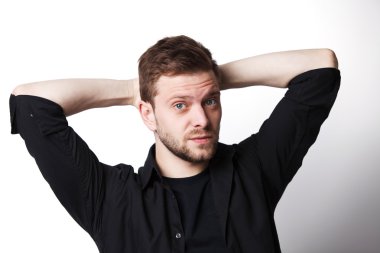 Sıradan Genç Adam Kameraya Bakıyor