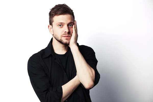 Casual young man looking at camera — Stock Photo, Image