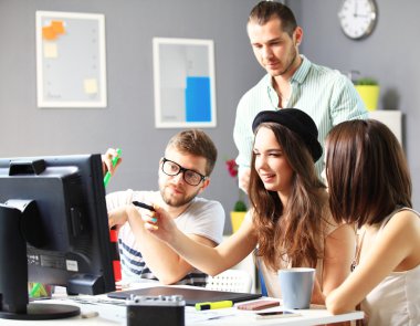 Ofiste çalışan tasarımcılar