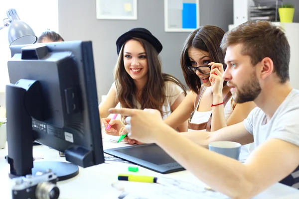 Designer arbeiten im Büro — Stockfoto