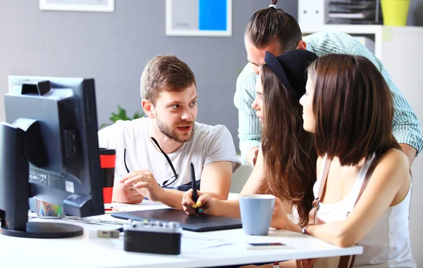 Designers travaillant dans le bureau — Photo