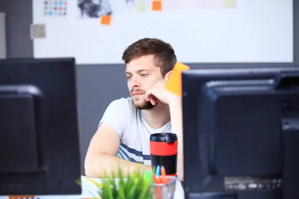 Geschäftsmann nutzt Computer im Büro — Stockfoto