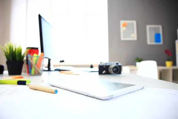 Офисный стол с планшетным ПК — стоковое фото