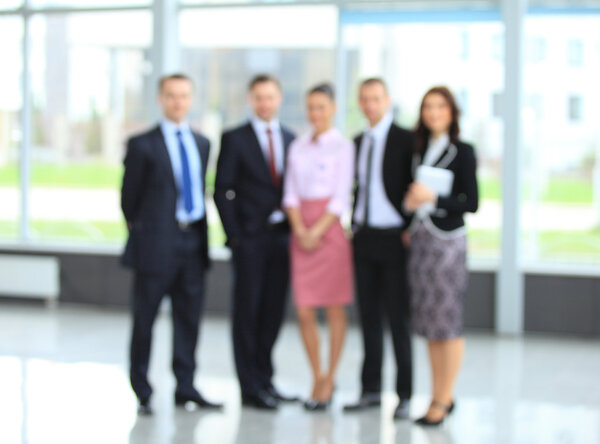 бизнесмены, стоящие на митинге
