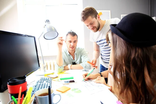 Designers che lavorano in ufficio — Foto Stock