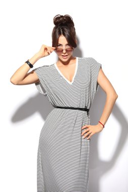 kadın güneş gözlüğü ile poz