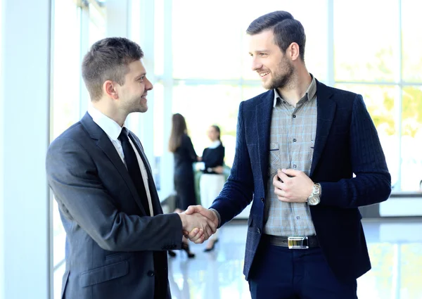 Dos hombres de negocios dándose la mano —  Fotos de Stock