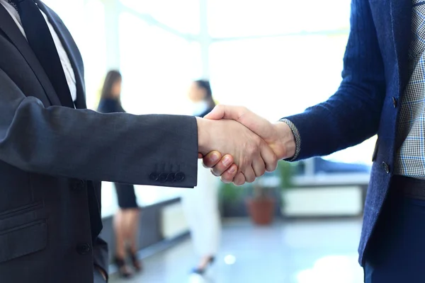 Dos hombres de negocios dándose la mano — Foto de Stock