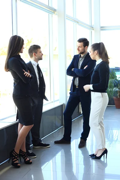 Businesspartners discussing documents and ideas — Stockfoto