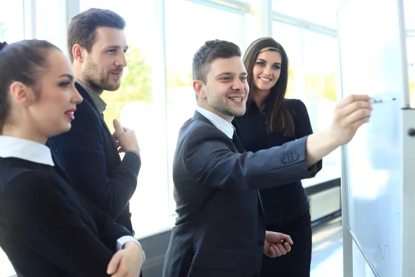 Chief zijn managers voor de vergadering verzamelen — Stockfoto