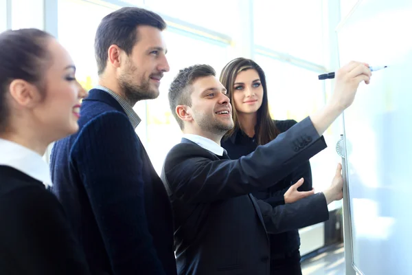 Chefe reunindo seus gerentes para reunião — Fotografia de Stock