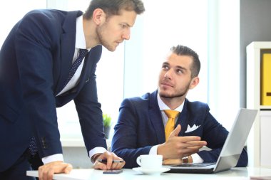 ofiste ağ iş adamları