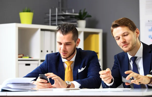 Podnikatelé, připojení sítě v sadě office — Stock fotografie