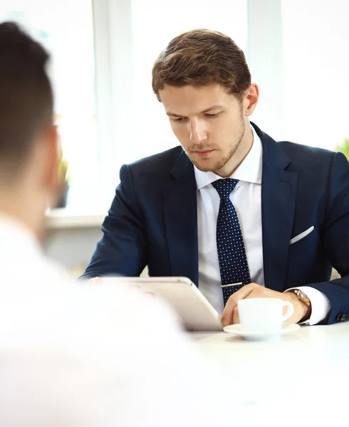 Manager luisteren naar zijn collega — Stockfoto