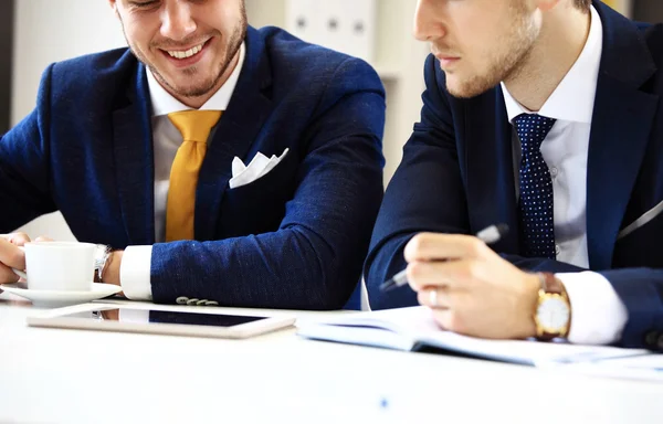 Réseautage des hommes d'affaires au bureau — Photo