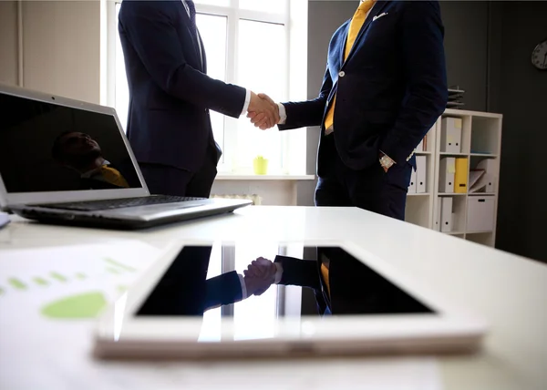 Tablet PC met zakenlieden handshaking — Stockfoto