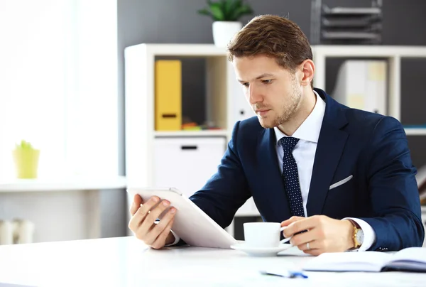 Affärsman med sin tablet — Stockfoto