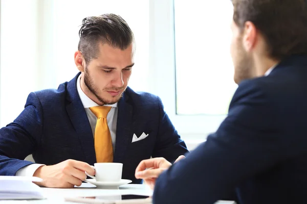 Manager luisteren naar zijn collega — Stockfoto