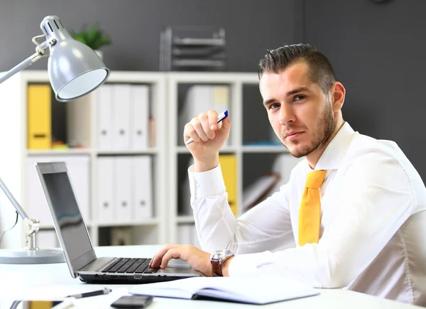 Zakenman werkt met laptop — Stockfoto