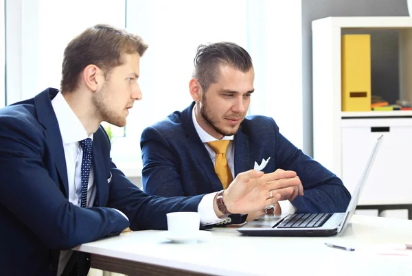 Réseautage des hommes d'affaires au bureau — Photo