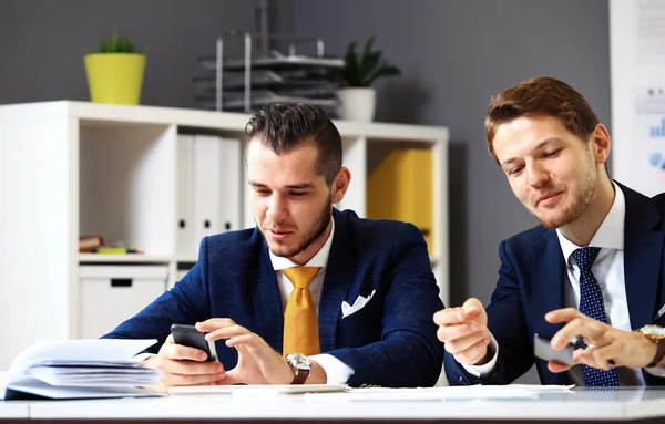 Manager listening to his colleague — Stock Photo, Image